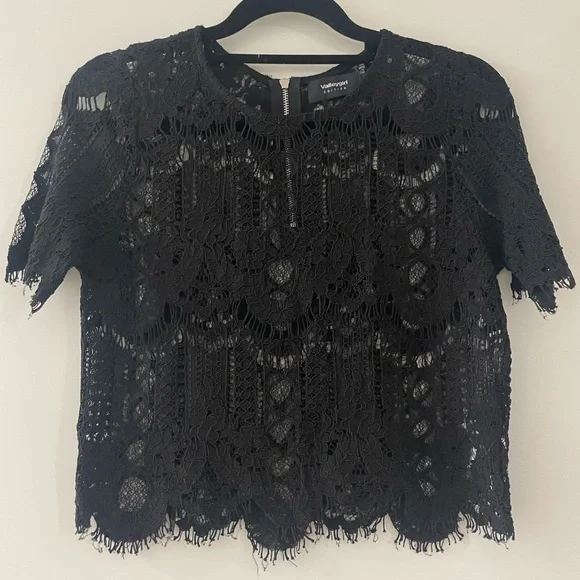 BLACK LACE TOP WITH SLEEVES! - Picture 3 of 3